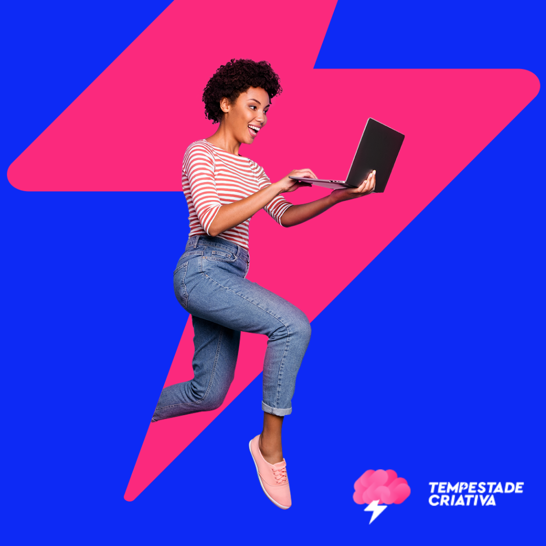 Mulher sorrindo pulando com notebook em mãos com um raio rosa atrás e o fundo azul
